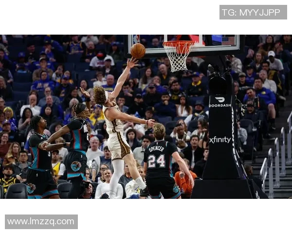 勇士战胜灰熊,库里再度献技——篮球史上的光辉一页